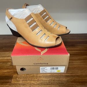 NEW- Comfortiva Faye Peep-Toe Tan Sandals